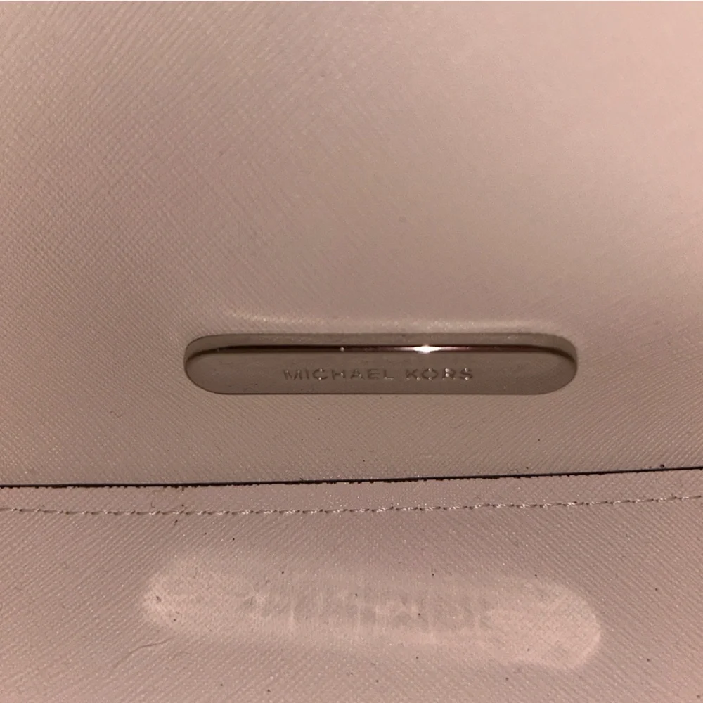 Michael Kors Suri Optic White Large Bucket Messenger Bag. NWT
